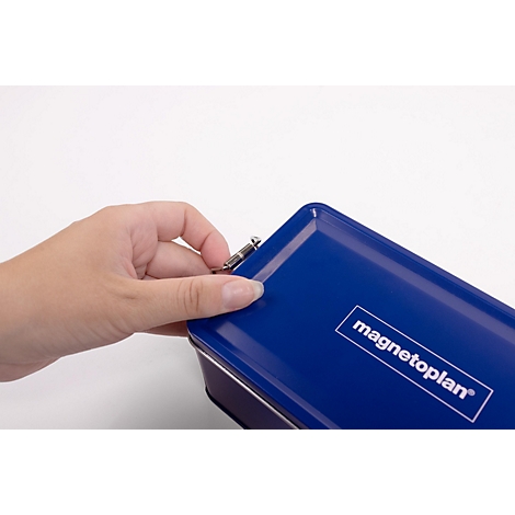 Hand öffnet eine blaue Metallbox mit Magnetoplan-Logo.
