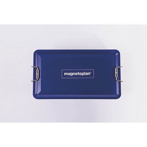 Dunkelblaue, rechteckige Box von magnetoplan mit silbernen Metallverschlüssen an den Seiten auf hellem Hintergrund.