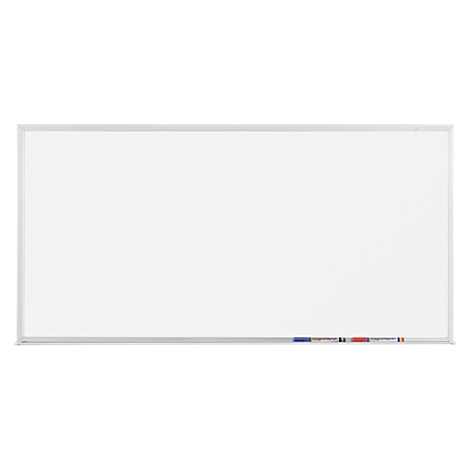 Ein leeres, rechteckiges Whiteboard mit silbernem Rahmen und farbigen Stiften unten rechts.