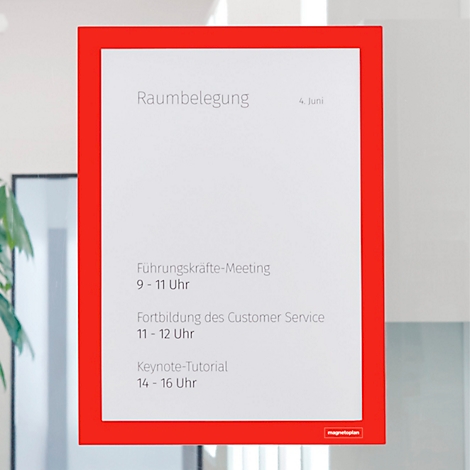 Roter Informationsrahmen an einer Bürowand mit dem Text Raumbelegung und diversen Meeting-Terminen.