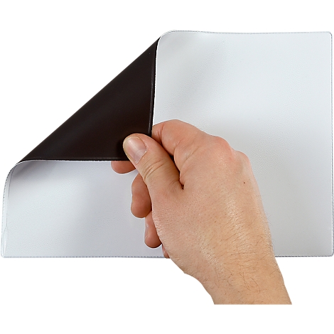 Eine Hand hebt die Ecke eines magnetischen Blattes an. Die Rückseite ist schwarz, die Vorderseite weiß.