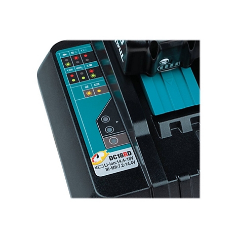 Nahaufnahme der Statusanzeige eines Makita DC18RD Akku-Ladegeräts mit Lade-Symbolen und technischen Daten.