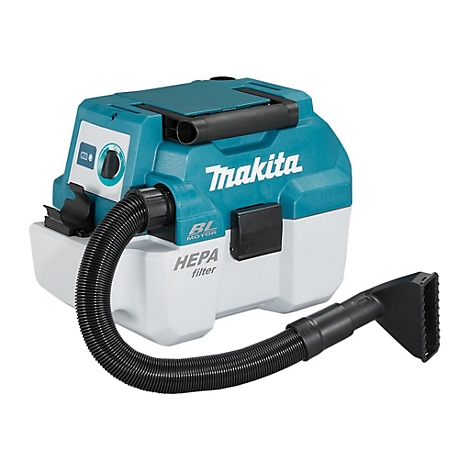 Blau-weißer Makita Akku-Staubsauger mit HEPA-Filter, Tragegriff und angeschlossenem Schlauch mit Düse.