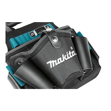 Nahaufnahme einer schwarzen Makita Werkzeugtasche mit weißem Logo, genieteten Halterungen und türkisen Akzenten.
