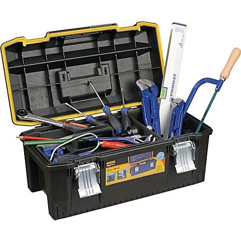 Boîte à outils noire avec couvercle ouvert, remplie de divers outils, notamment des clés, des tournevis et une scie.