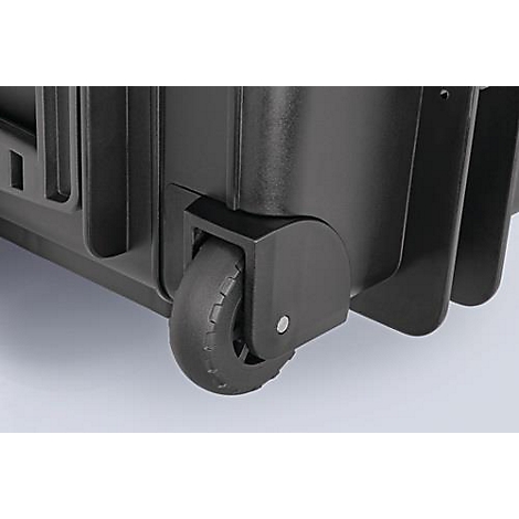 Détail : Roulettes noires fixées à une valise noire, montées sur le bas de la valise.