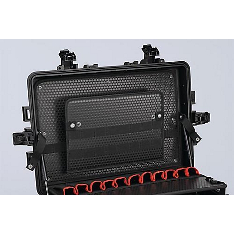 Mallette à outils noire, ouverte avec des supports rouges. A l'intérieur, une poche avec du velcro.