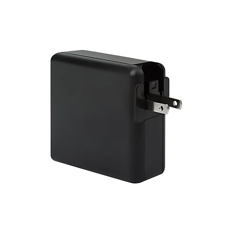 Schwarzes Netzteil mit ausklappbarem US-Stecker vor neutralem Hintergrund.