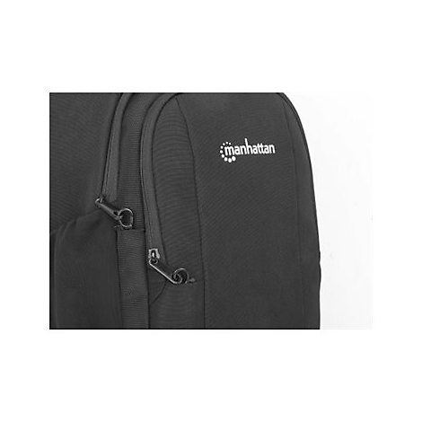 Nahaufnahme eines schwarzen Rucksacks mit weißem Manhattan-Logo und Reißverschlüssen.