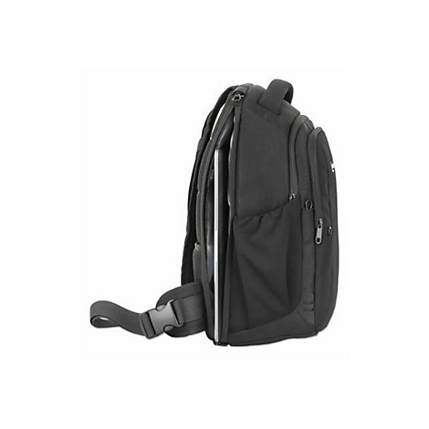 Seitliche Ansicht eines schwarzen Laptop-Rucksacks mit sichtbarem, eingestecktem Notebook auf weißem Hintergrund.