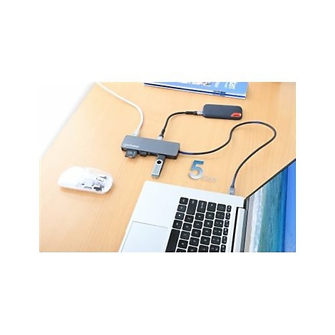 Grauer USB-C Hub mit Laptop, USB-Stick, Maus und anderem Zubehör auf hellem Holztisch. Ein rotes Rechteck ziert ein schwarzes Gerät.