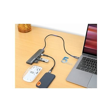 Ein schwarzer USB-C Hub mit angeschlossenen Geräten, wie Festplatte, USB-Stick und Maus, mit einem Laptop verbunden.