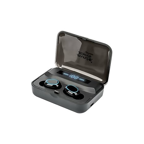 Geöffnetes schwarzes Ladeetui mit zwei In-Ear-Kopfhörern und digitaler Ladestandsanzeige.