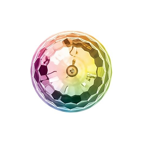 Runde, facettierte Glaskugel mit regenbogenfarbenem Farbverlauf von Gelb bis Violett vor weißem Hintergrund.
