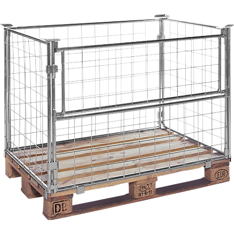 Caja de malla metálica sobre una paleta de madera. La caja está hecha de malla de alambre y tiene forma rectangular.