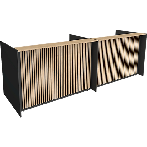 Houten receptiebalie met verticale lamellen, geflankeerd door zwarte frames.