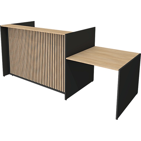 Receptiebalie met houten lamellen en zwart frame. Tafelblad en aanbouwdeel van licht hout. Het ontwerp ziet er modern uit.