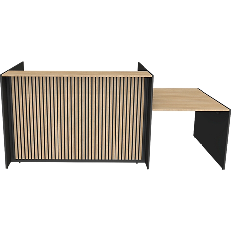 Moderne houten receptiebalie met zwarte accenten. De voorkant heeft verticale houten lamellen, een tafelblad is bevestigd.