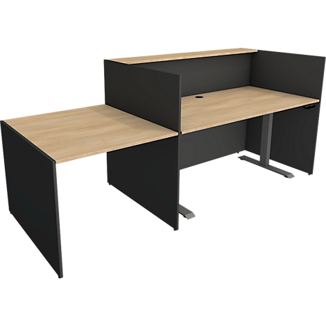 Een grijs en zwart hoekbureau met een licht houten blad. Het is uitgerust met een scheidingswand en een bijzettafel aan één kant.