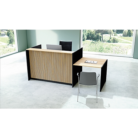 Moderne receptiebalie in een kantoor. Houten voorkant met zwart frame. Grijze stoel ervoor.