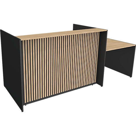 Moderne receptiebalie met houten lamellen voorkant, zwart frame en licht hout op het werkoppervlak.