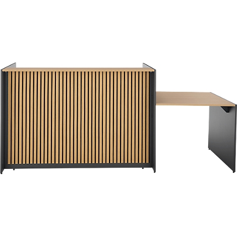 Een bureau met houten latten en een uitschuifbaar tafelblad. De voorkant heeft verticale houten latten, de rest is grijs.