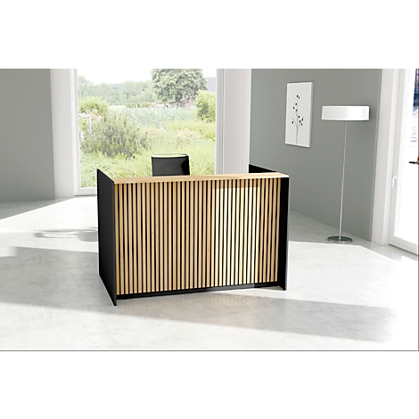 Moderne balie met houten lamellen, zwarte rand en een stoel. Op de achtergrond ramen met uitzicht op groen.