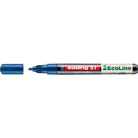 Gros plan d'une main écrivant sur un tuyau en métal avec un marqueur Edding. Le stylo a une bande rouge avec les mots "Edding 51" et "EcoLine".
