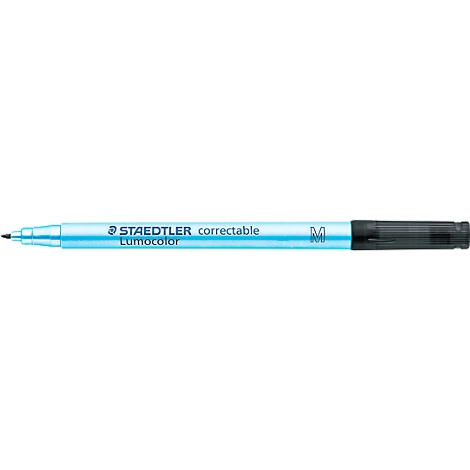 Un surligneur bleu avec une pointe noire. Le marqueur porte l'inscription "STAEDTLER correctable Lumocolor". La tige est bleu clair.