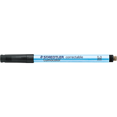 Un marqueur Staedtler Lumocolor noir avec texte.