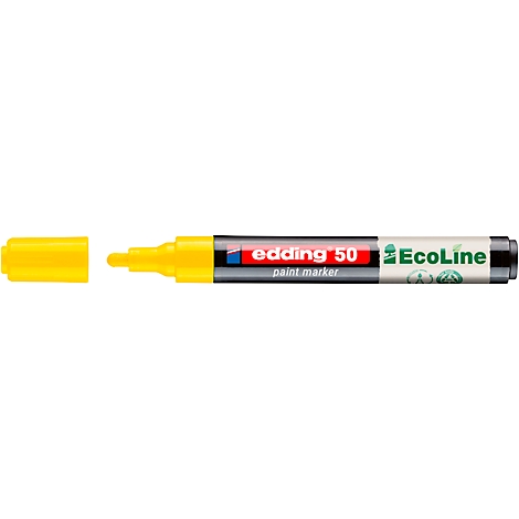Une main écrit sur un composant métallique avec un stylo Edding bleu.