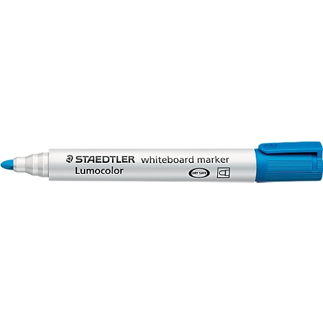 Un marqueur effaçable à sec STAEDTLER blanc avec une extrémité d'encre et un capuchon bleus. Inscription : STAEDTLER whiteboard marker Lumocolor.
