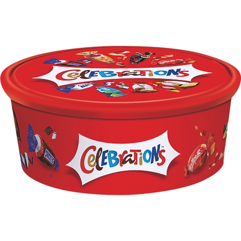 Rote, runde Celebrations-Geschenkdose mit Logo und Schokoladenabbildungen vor neutralem Hintergrund.