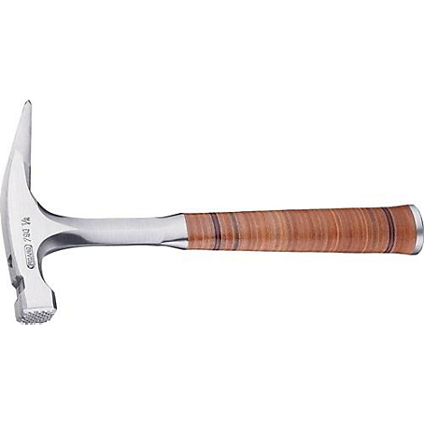 Marteau en acier avec manche en bois marron, texte sur la tête du marteau.