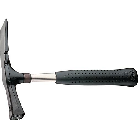 Un marteau géologique noir avec une pointe rectangulaire et un manche. La poignée est percée de trous.