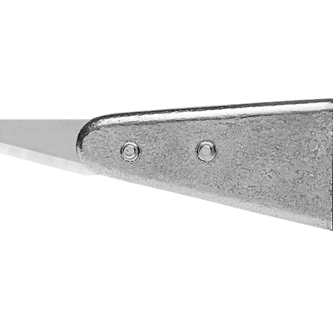 Nahaufnahme eines silbernen Cuttermessers, Klinge links, Griff mit zwei Nieten.