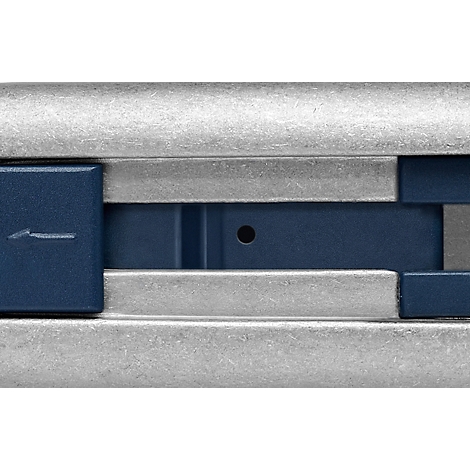 Nahaufnahme von silbernen und blauen Metallteilen. Auf einem blauen Element ist ein weißer Pfeil zu sehen.