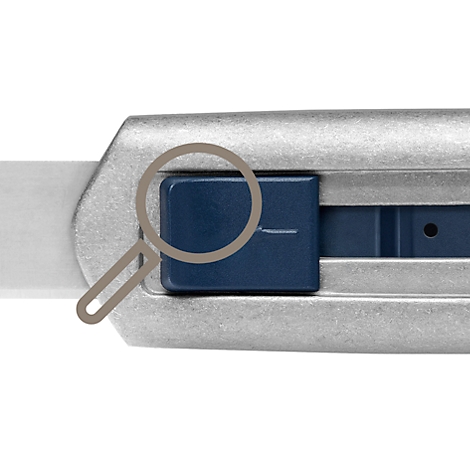 Nahaufnahme eines silberfarbenen Cutters, mit blauem Knopf und Klinge.