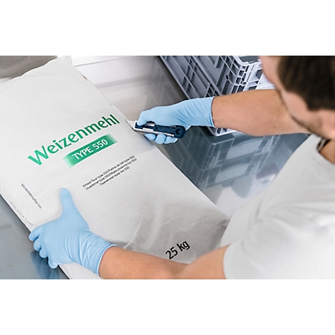 Person schneidet eine Tüte Weizenmehl auf. Hände mit blauen Handschuhen halten die Tüte und das Messer. Aufschrift: Weizenmehl Type 550, 25 kg.