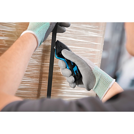 Hände schneiden mit einem blauen Cutter ein Verpackungsband auf. Der Hintergrund ist verschwommen.