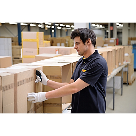 Ein Mann mit DHL-Uniform scannt Kartons in einem Lager. Er trägt weiße Handschuhe.