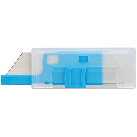 Blau-transparenter Cutter mit silberner Klinge, Detailaufnahme. Der Schieber ist mit Pfeil versehen.