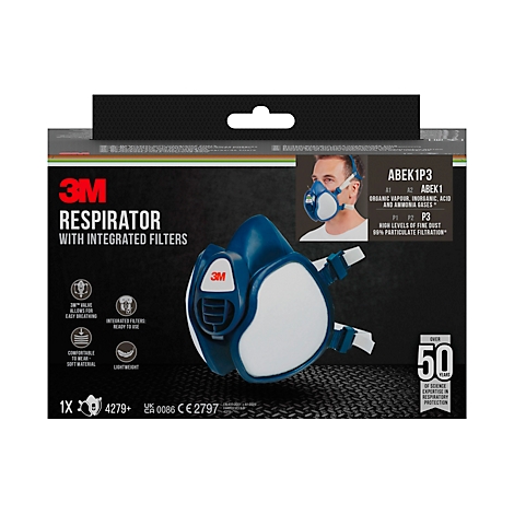 Un homme portant un masque de protection bleu, un élément filtrant blanc, sur fond blanc.