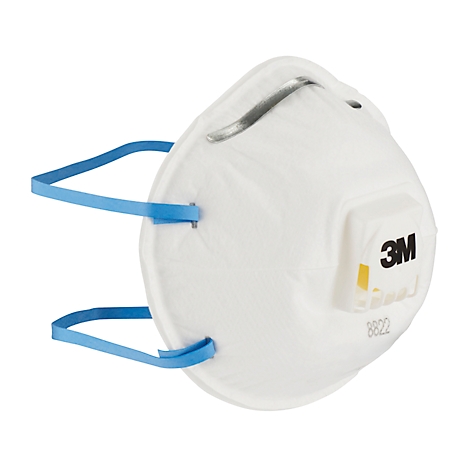 Un respirateur 3M blanc dans son emballage, montrant un homme le portant, avec des étiquettes de produit et des détails techniques.