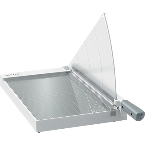Coupe-papier gris avec protection transparente. La poignée et le support sont gris, le lit de coupe a un motif quadrillé.