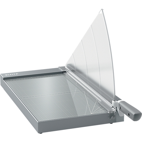 Coupe-papier gris avec une protection, prêt à couper. Le nom LEITZ est visible sur la machine.