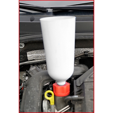 Weißer Trichter im Motorraum eines Autos. Der Trichter ist in eine Öffnung mit rotem Deckel gesteckt.