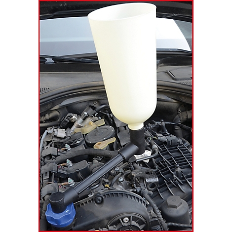 Ein Trichter zum Einfüllen von Flüssigkeiten in einen Motorraum.