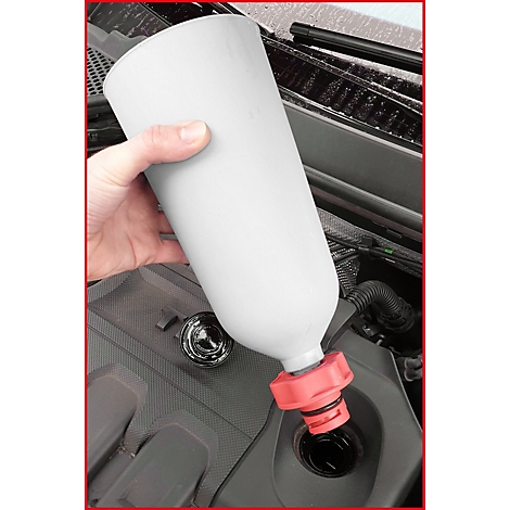 Person befüllt mit einem Trichter Öl in einen Motor.