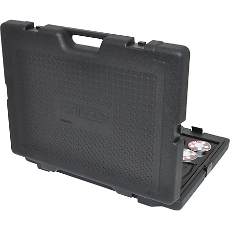 Schwarzer Werkzeugkoffer mit geöffneter Klappe, einige Werkzeuge sichtbar. Auf dem Deckel ist das Logo von KSTOOLS eingeprägt.